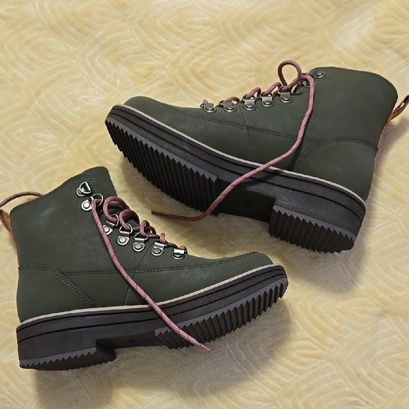 Teva Green Hiking Boots - Picture 8 of 10